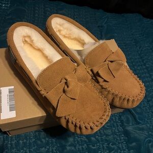 NEW! Womens Cloud Nine Sheepskin Bow Moccasins